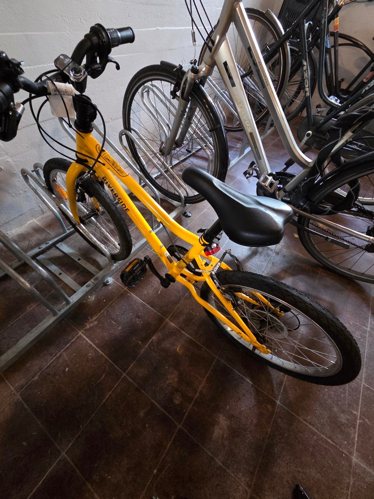 Riverside Kinderfiets Geel met Zijwieltjes, Ophalen, Zijwieltjes, Gebruikt, Velgrem