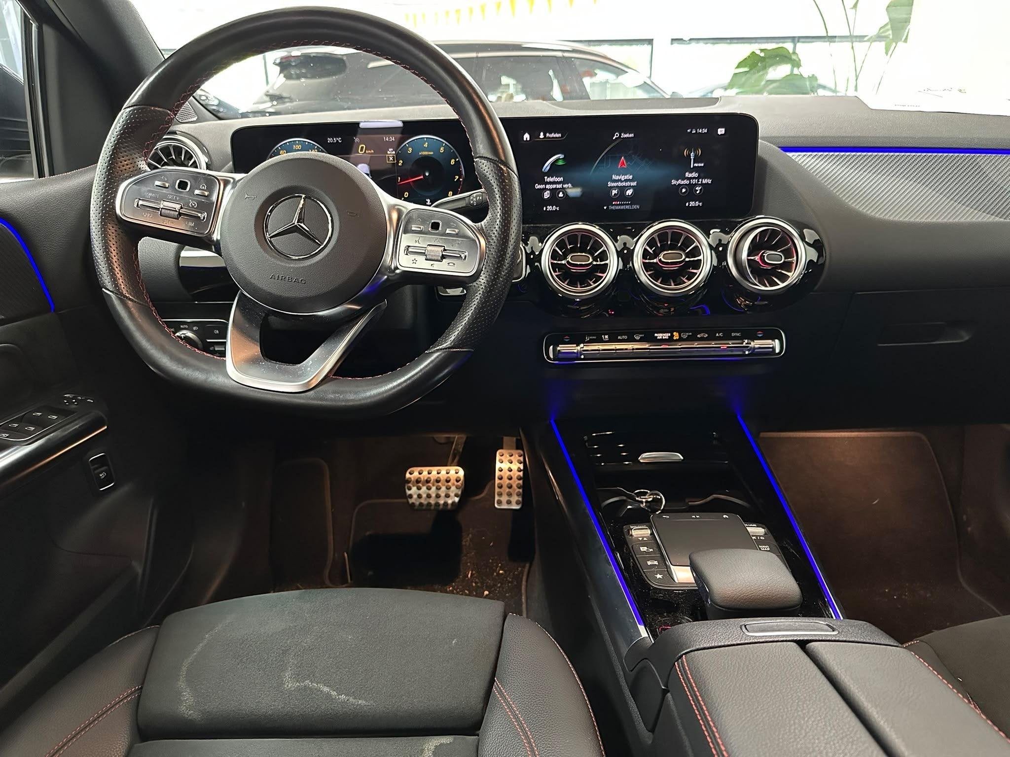 Mercedes-Benz B-klasse 180 AMG Line TREKHAAK | ACHTERUITRIJC, Auto's, Automatische klimaatregeling, 136 pk, Gebruikt, 4 cilinders