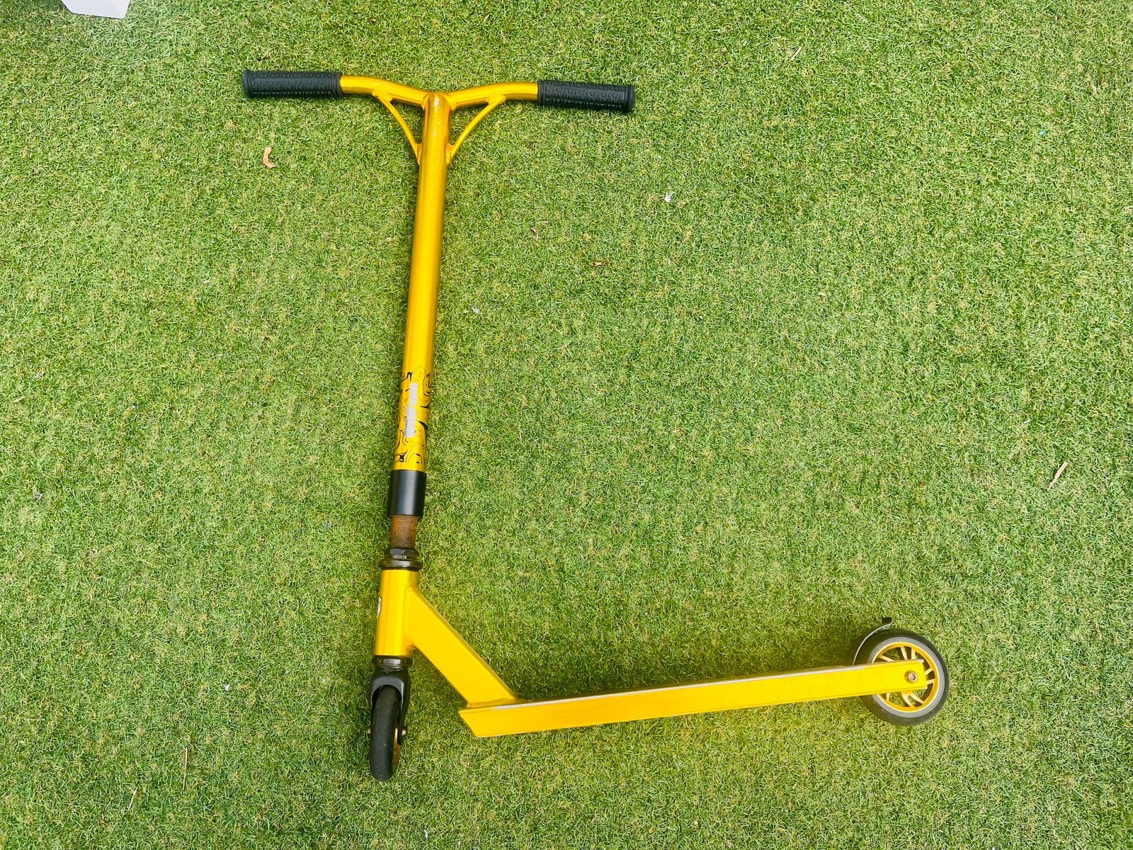 Stevige Stuntstep goud/ zwart black dragon, Fietsen en Brommers, Ophalen, Zo goed als nieuw, Gewone step