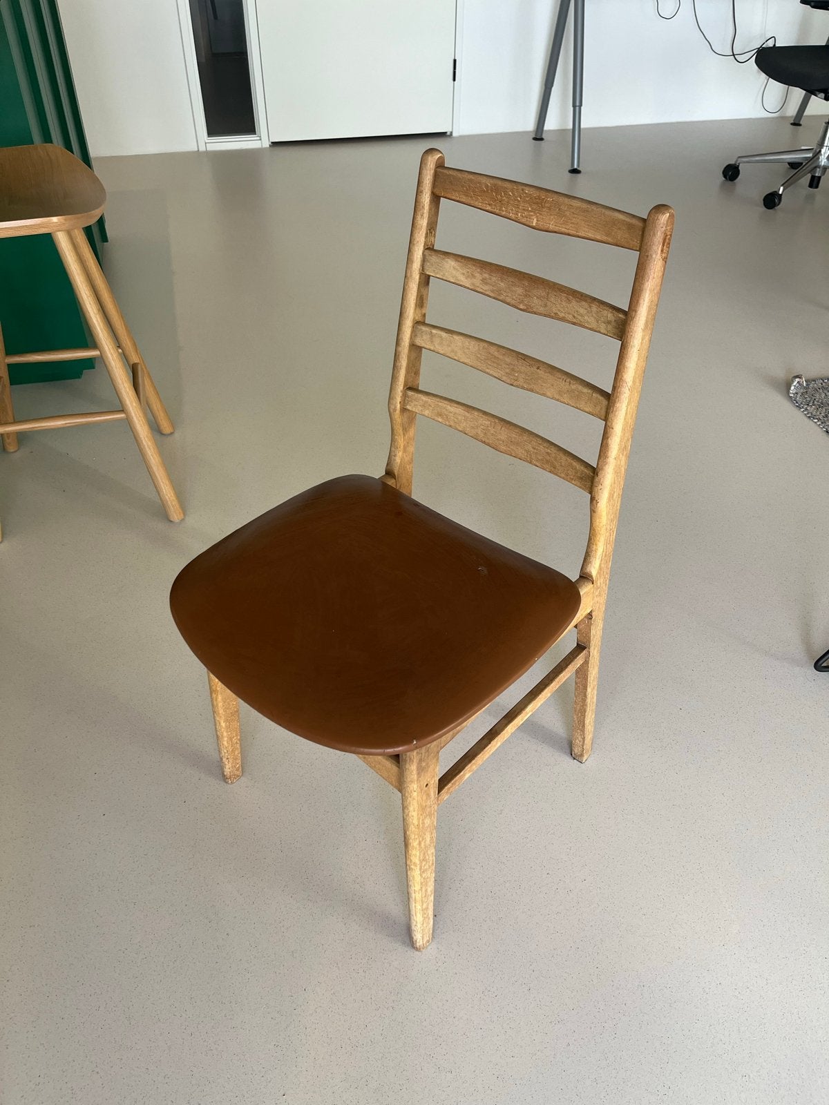 3 Houten stoelen met bruin leren zitting, Ophalen