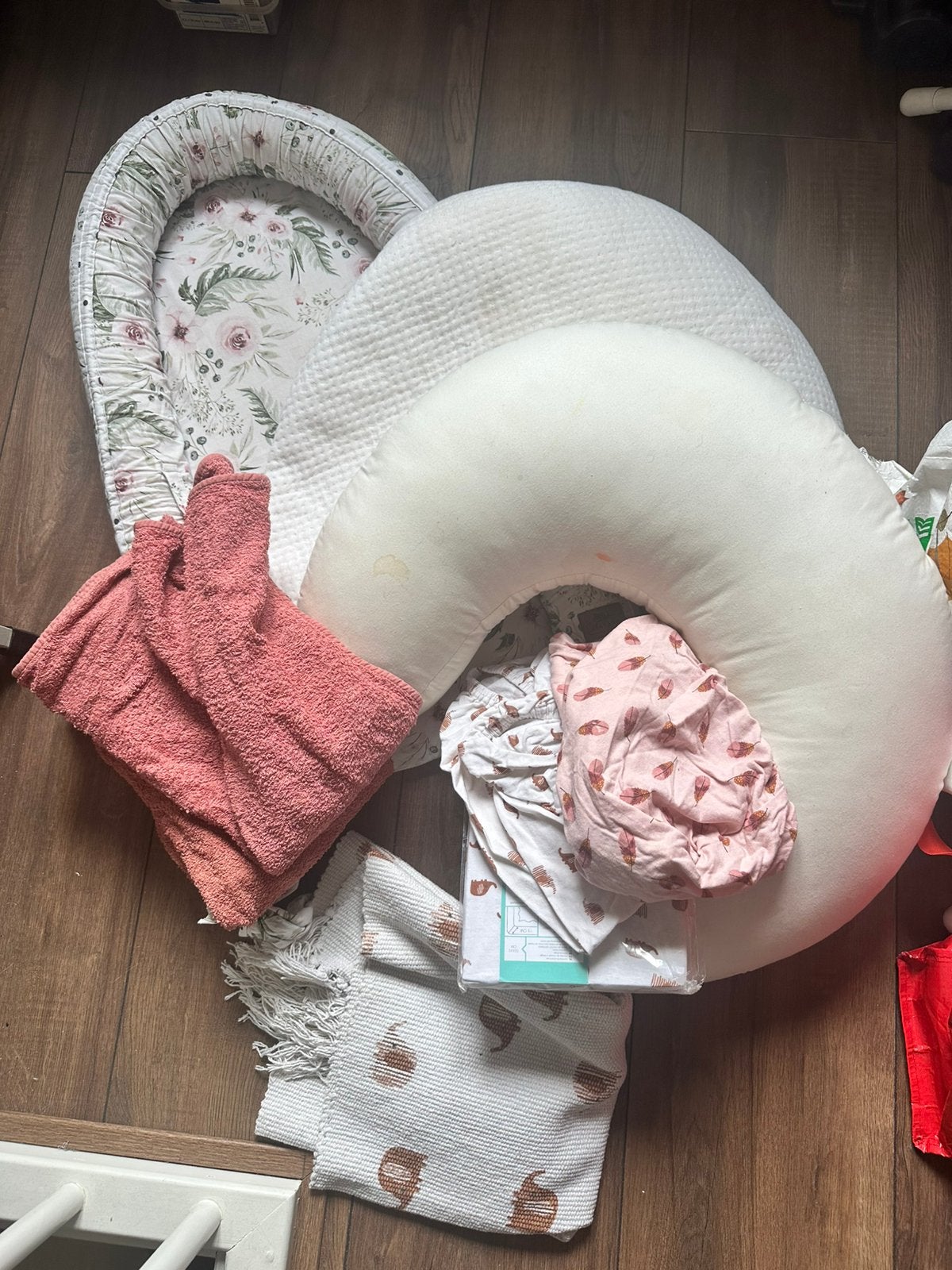 Baby pakket met babynest, 2 voeding kussens enz, Ophalen of Verzenden, Zo goed als nieuw, Jongetje of Meisje