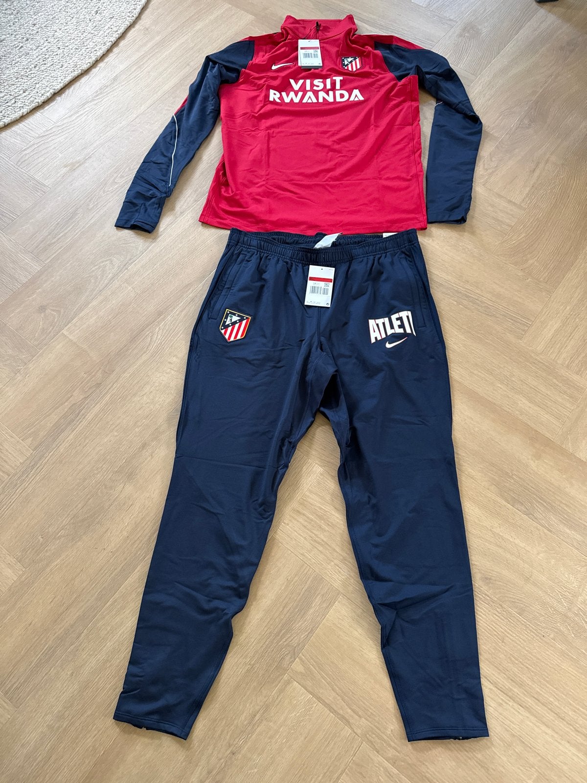 Nieuw! Origineel Atletico Madrid Trainingspak Maat L, Sport en Fitness, Maat L, Ophalen of Verzenden, Nieuw, Trainingspak