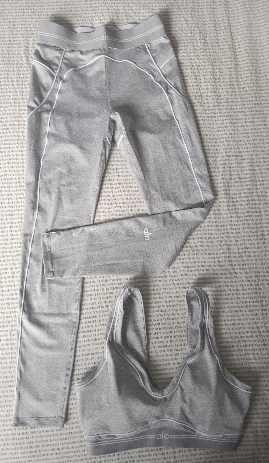 2x Alo Yoga Set - Legging en Sport bh, Kleding | Dames, Meerkleurig, Alo Yoga, Ophalen of Verzenden, Zo goed als nieuw