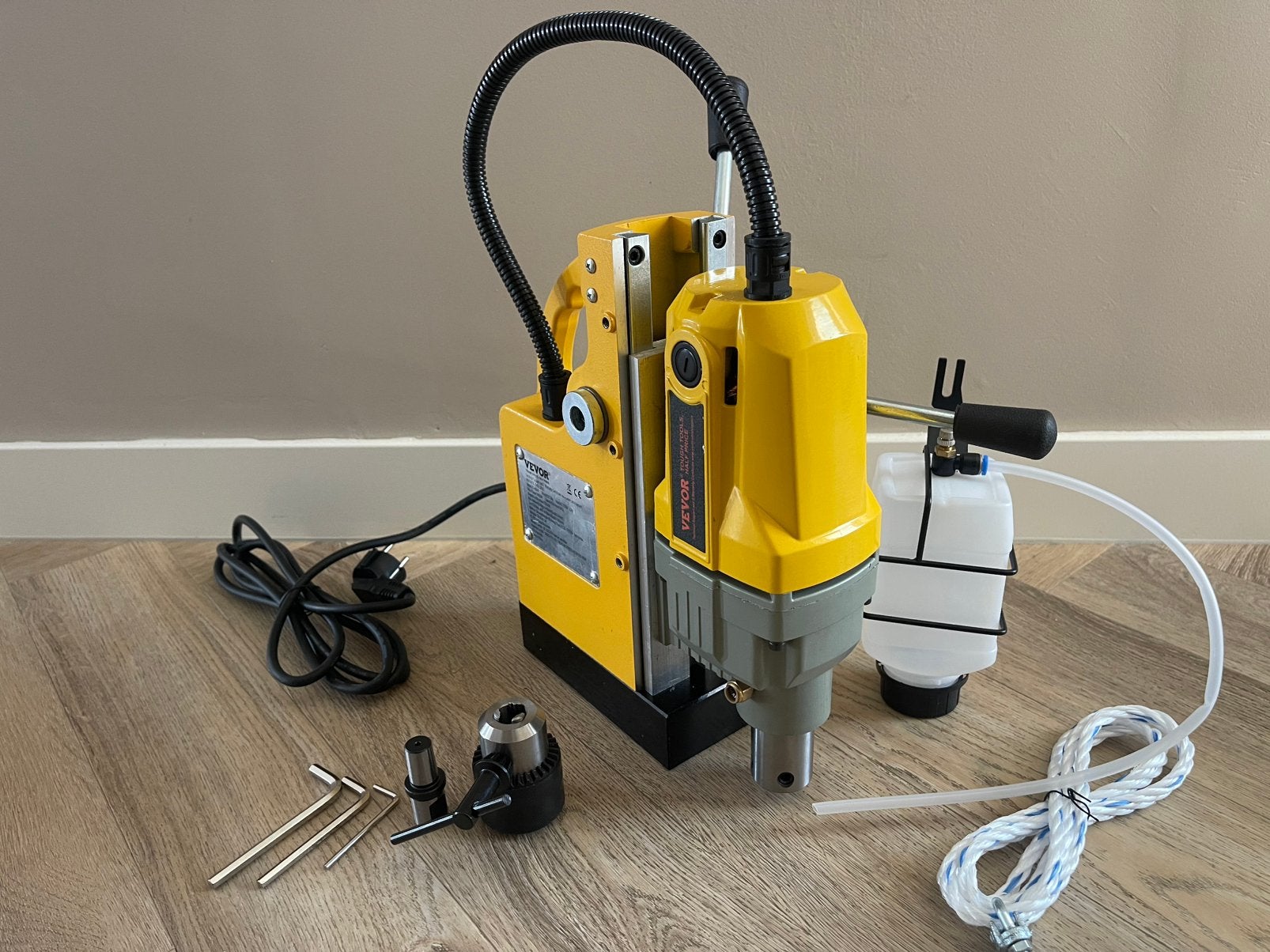 Nieuwe magneetboormachine 100mm/ 1400watt met boorkop. Bouw!, Ophalen of Verzenden, Nieuw, Kolomboormachine
