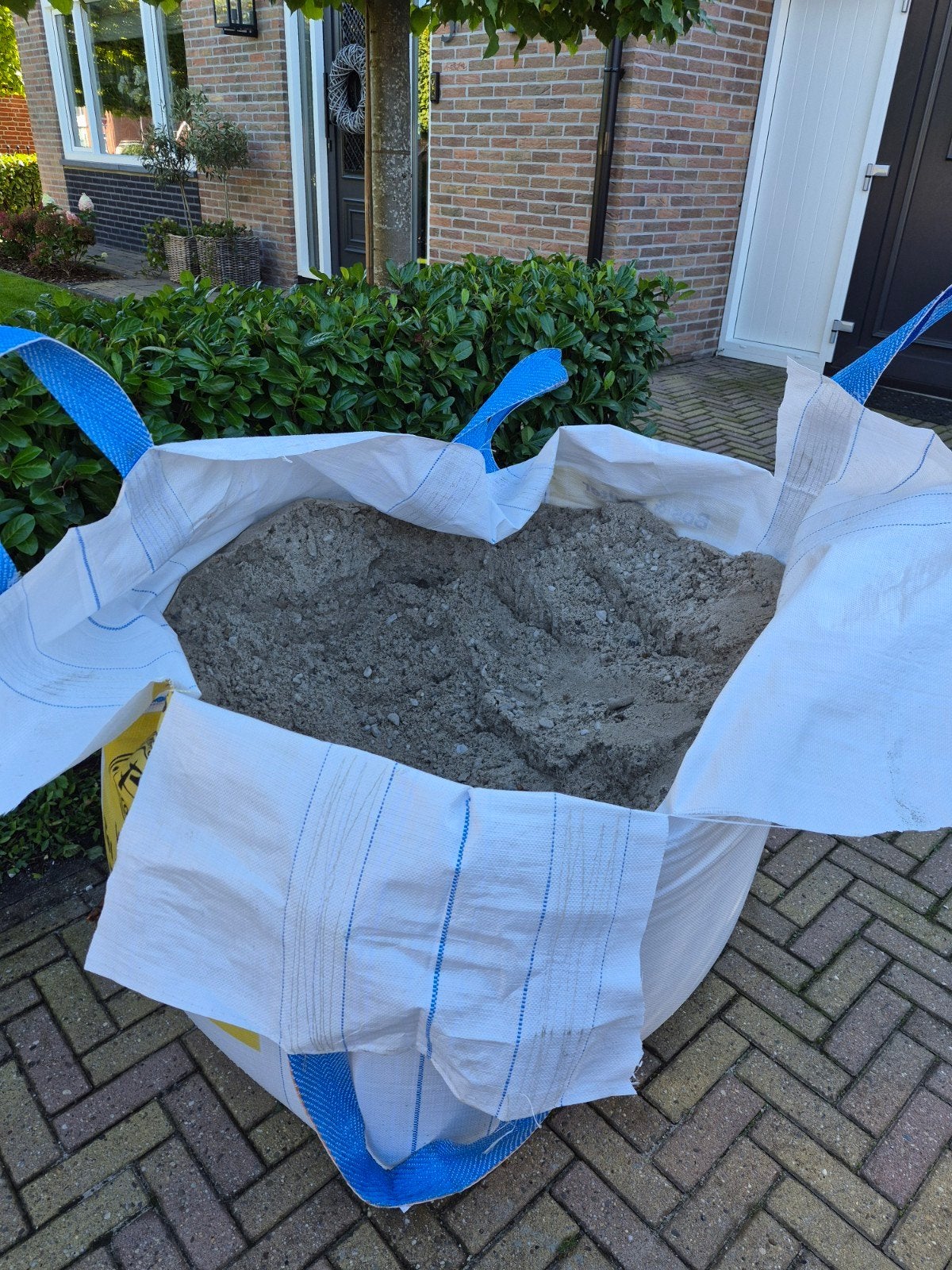 Gratis af te halen: Betonmengsel (grind en zand), Ophalen, Gebruikt, Overige typen