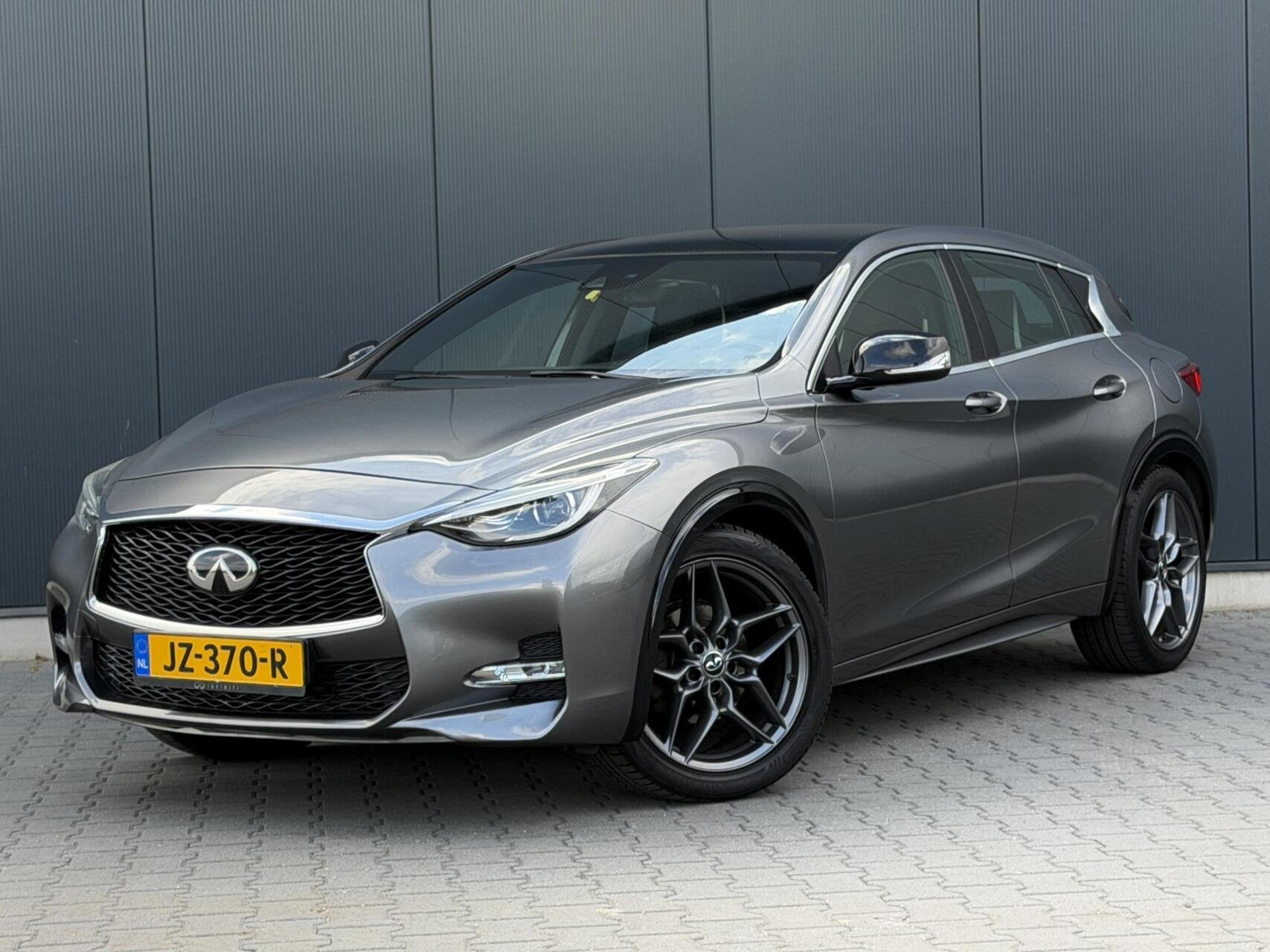 Infiniti Q30S 1.6 Sport 2e Eig - Pano - Led - Bosé - Alcant, Auto's, Infiniti, Gebruikt, 700 kg, Bedrijf, 1700 kg