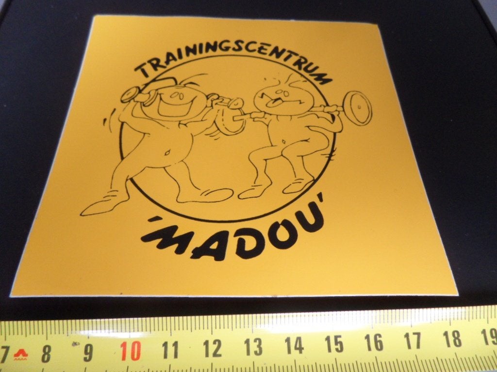 sticker Trainingscentrum MADOU  strip, Ophalen, Zo goed als nieuw