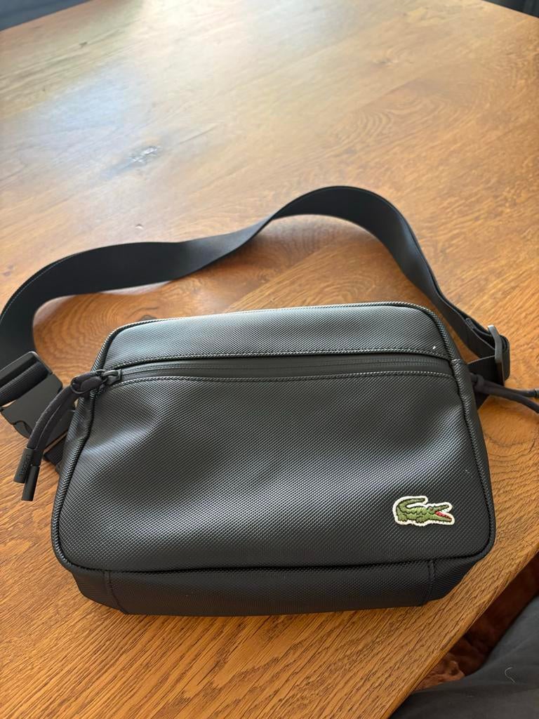 Lacoste schoudertas / crossbody tas zwart, Sieraden, Tassen en Uiterlijk, Tassen | Schoudertassen, Ophalen, Zo goed als nieuw