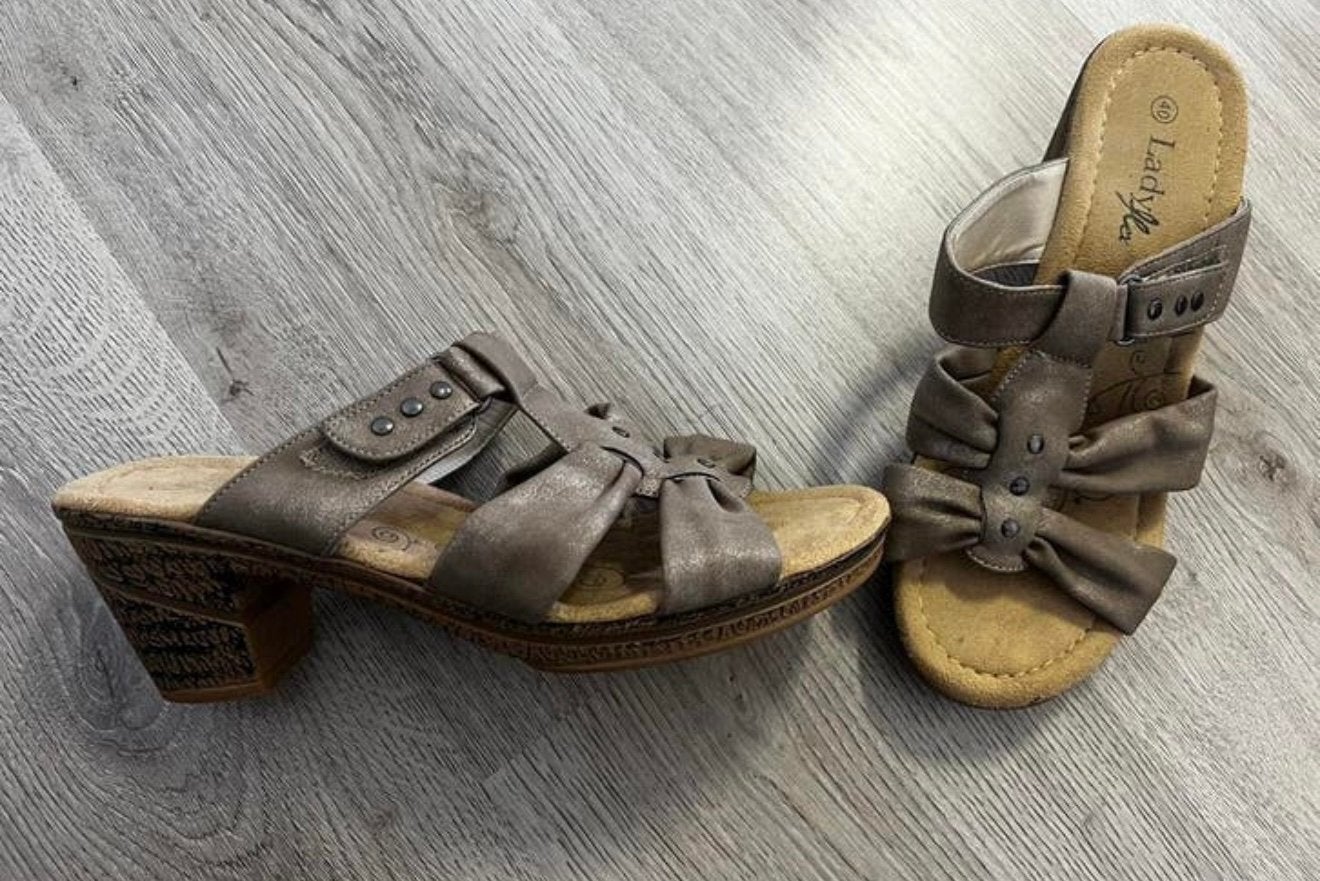 Slippers met hak, Kleding | Dames, Schoenen, Ophalen of Verzenden, Zo goed als nieuw, Slippers