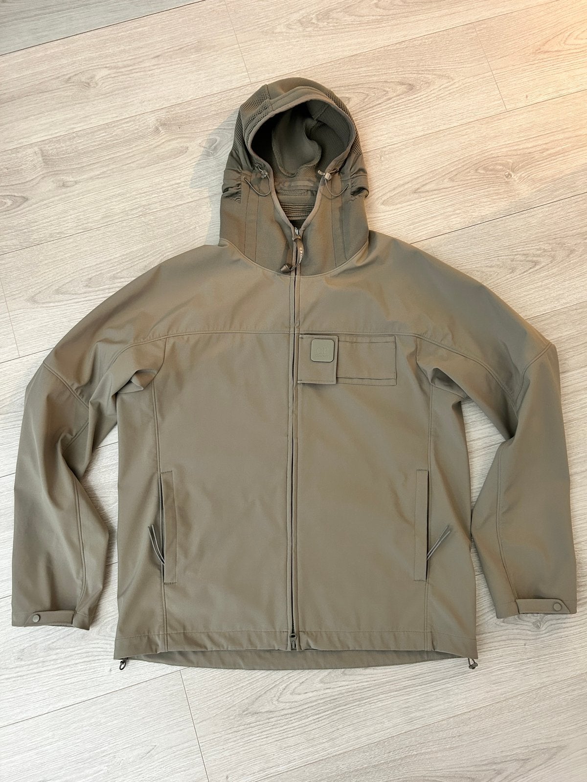 CP Company softshell jas XL ongedragen, Kleding | Heren, Ophalen of Verzenden, Zo goed als nieuw, Maat 56/58 (XL), Beige