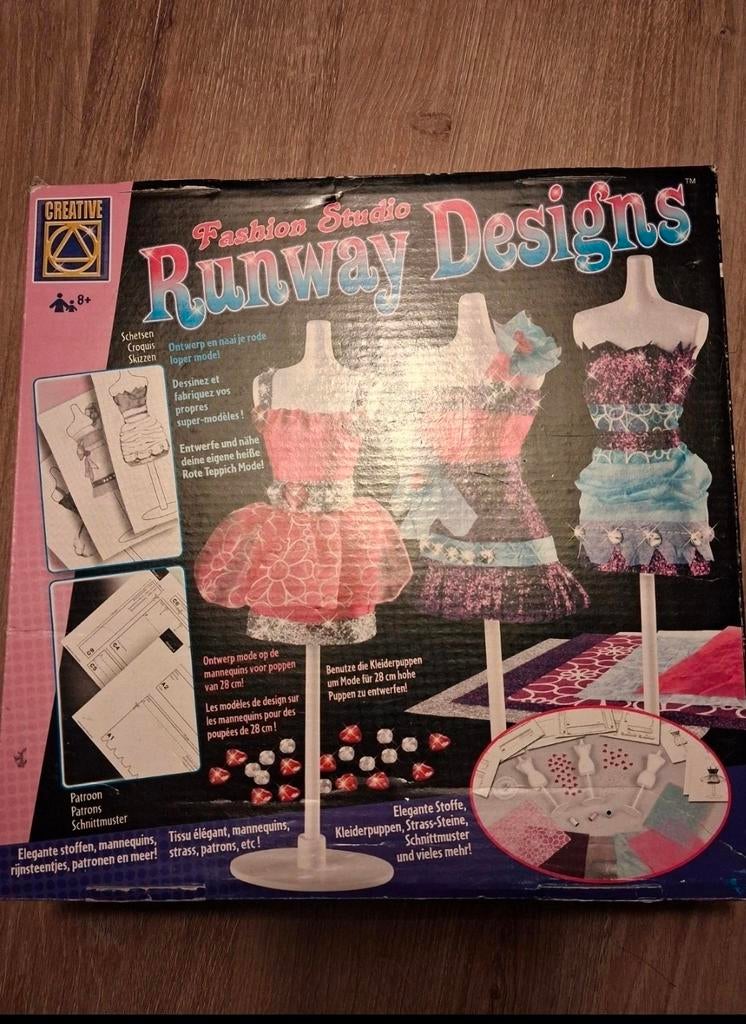 Fashion Studio Runway Designs met 4 paspoppetjes en stofjes, Kinderen en Baby's, Speelgoed | Educatief en Creatief, Ophalen of Verzenden