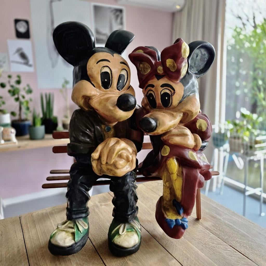 Vintage Mickey & Minnie Mouse Beeld op Bankje - Nostalgie, Ophalen, Mickey Mouse, Gebruikt, Beeldje of Figuurtje