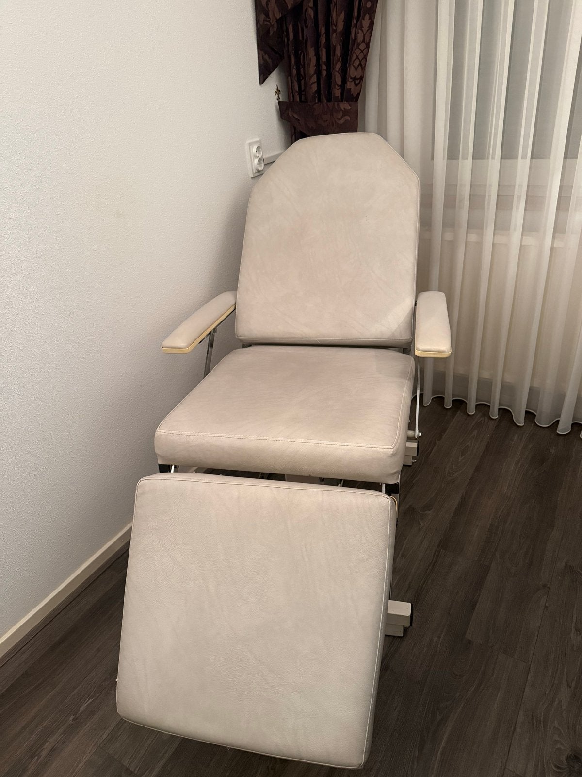 Behandelstoel / Massagestoel / Cosmetische stoel, Ophalen, Kunststof, Wit, Zo goed als nieuw