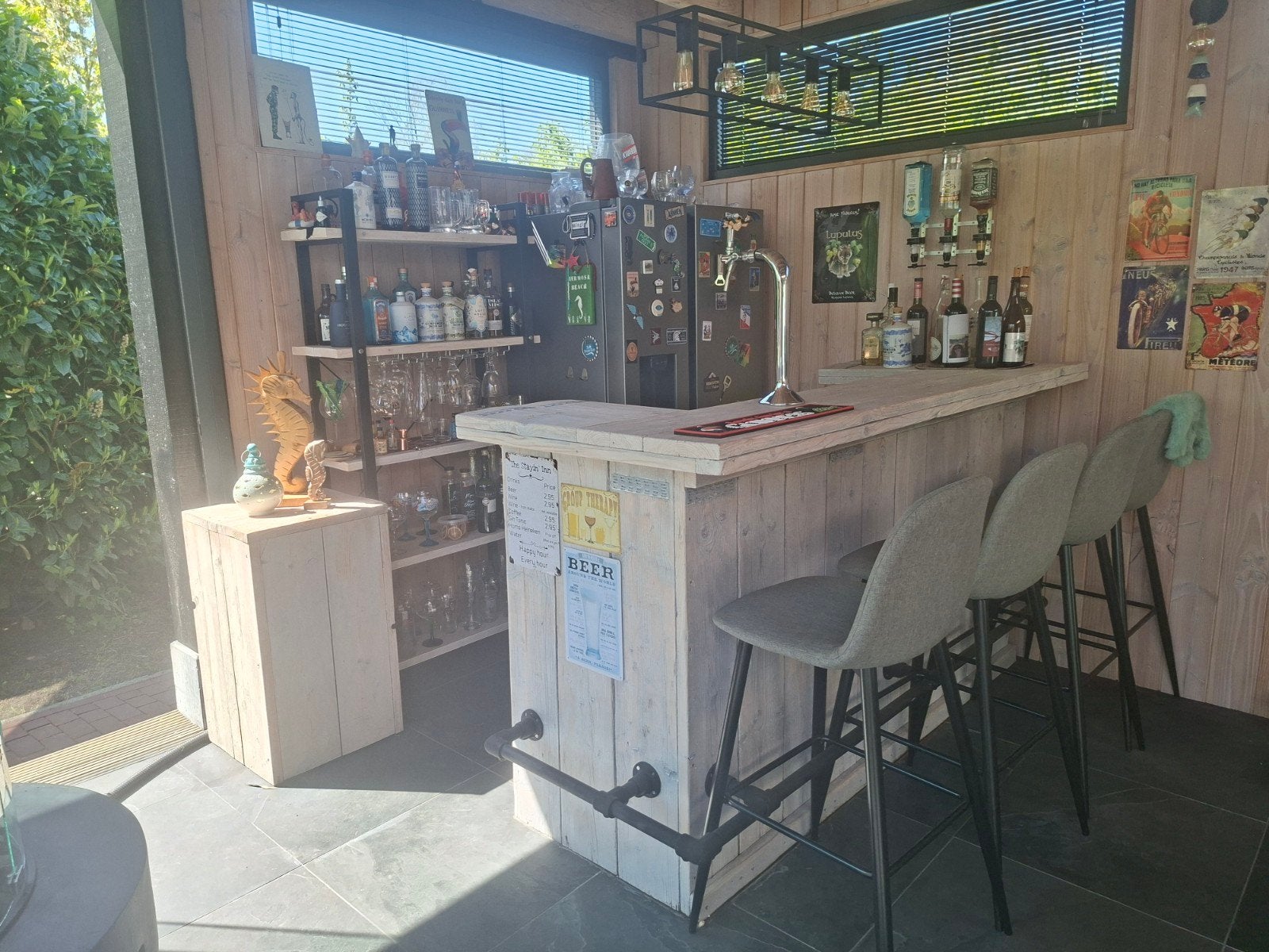 Steigerhouten Bar, Ophalen