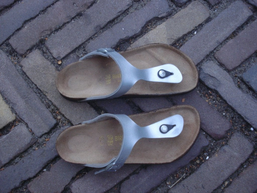 BIRKENSTOCK GIZEH ZILVER 39 NU GRATIS VERZENDING PER POST, Slippers, Overige kleuren, Verzenden, Zo goed als nieuw