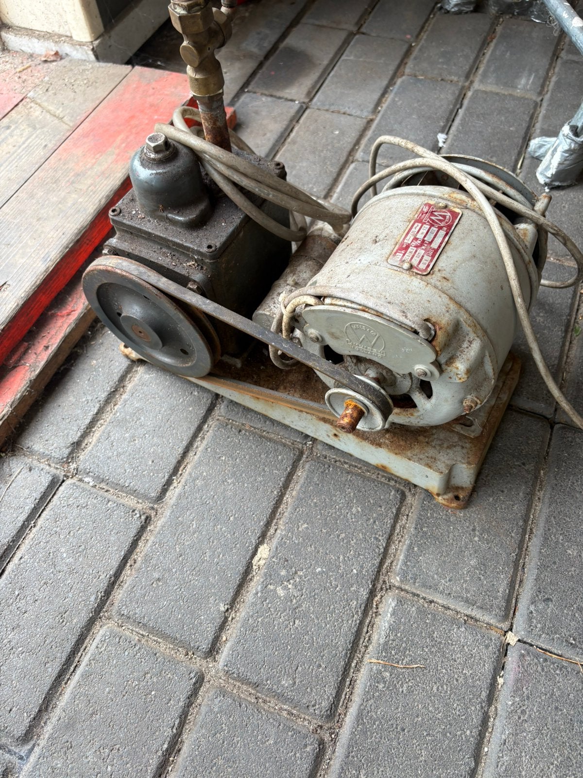 Vacuumpomp Edwards “Speedivac” 220V, Doe-het-zelf en Verbouw, Motoren, Ophalen