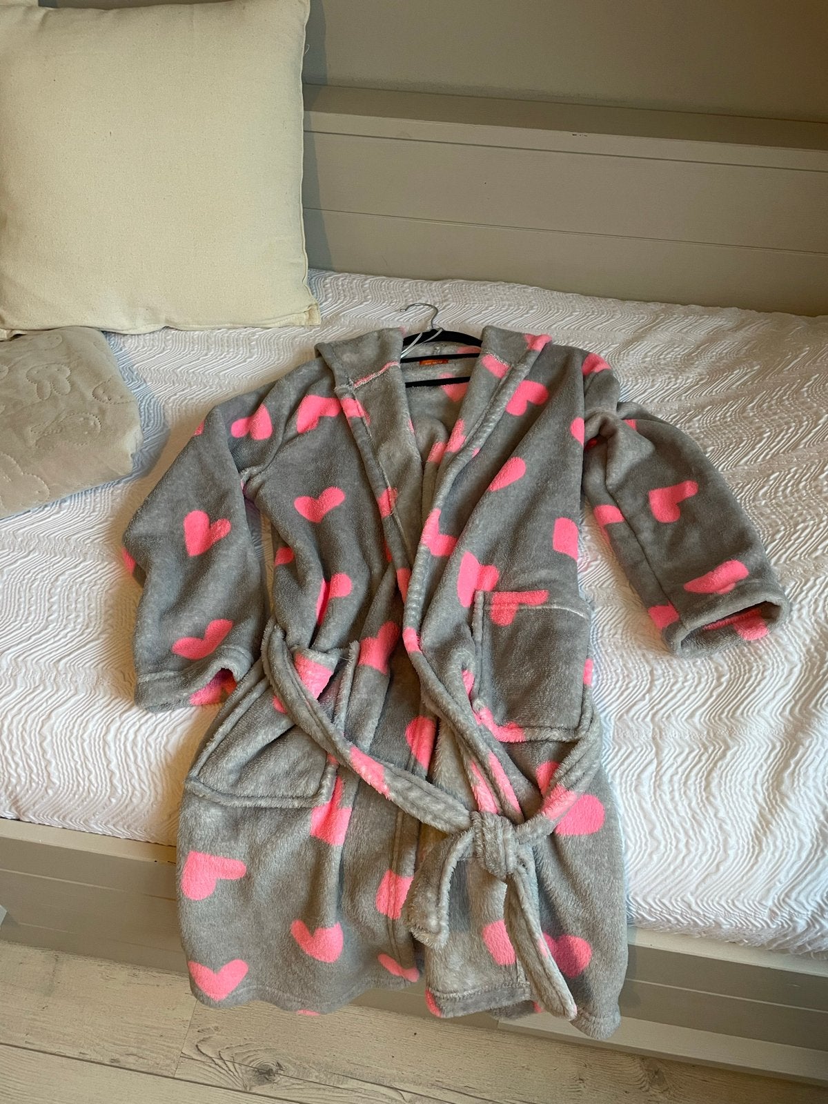 Hema badjas grijs met roze harten, maat 146/152, Kinderen en Baby's, Ophalen of Verzenden, Zo goed als nieuw, Meisje, Nacht- of Onderkleding