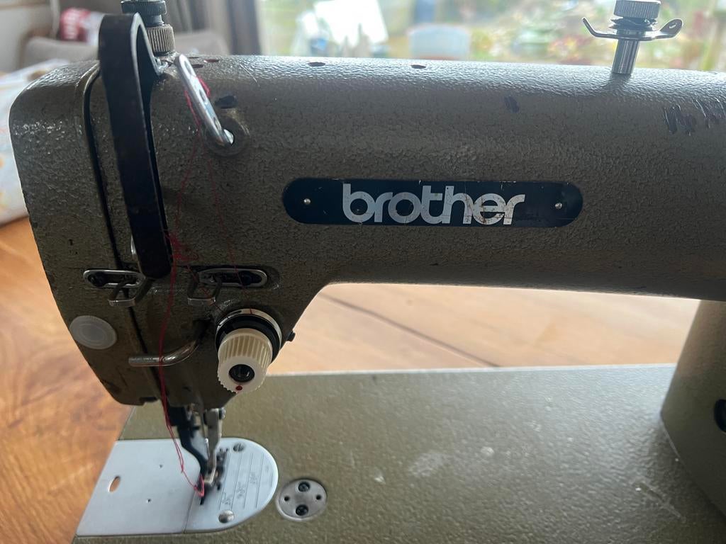 Brother Industriële Naaimachine met Spoeltjes, Hobby en Vrije tijd, Naaimachines en Toebehoren, Ophalen, Gebruikt, Naaimachine