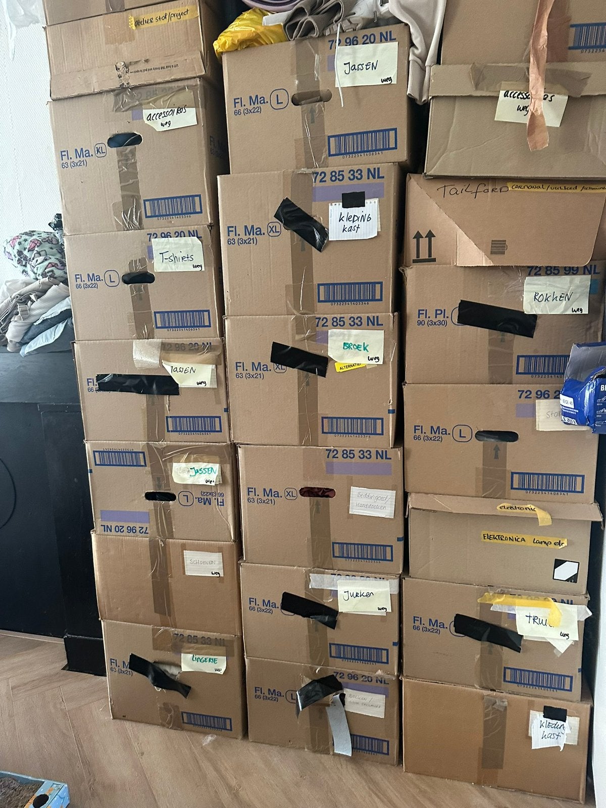 Ruim 800 stuks netjes gecategoriseerd (jassen, truien etc.), Ophalen, Zo goed als nieuw