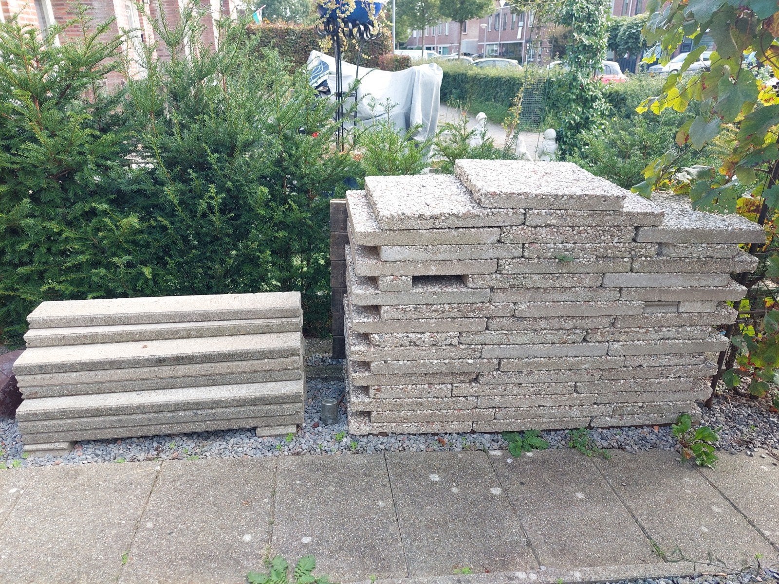 Gratis af te halen: Gebruikte betontegels en opsluitbanden, Ophalen, Gebruikt, 10 m² of meer, Beton