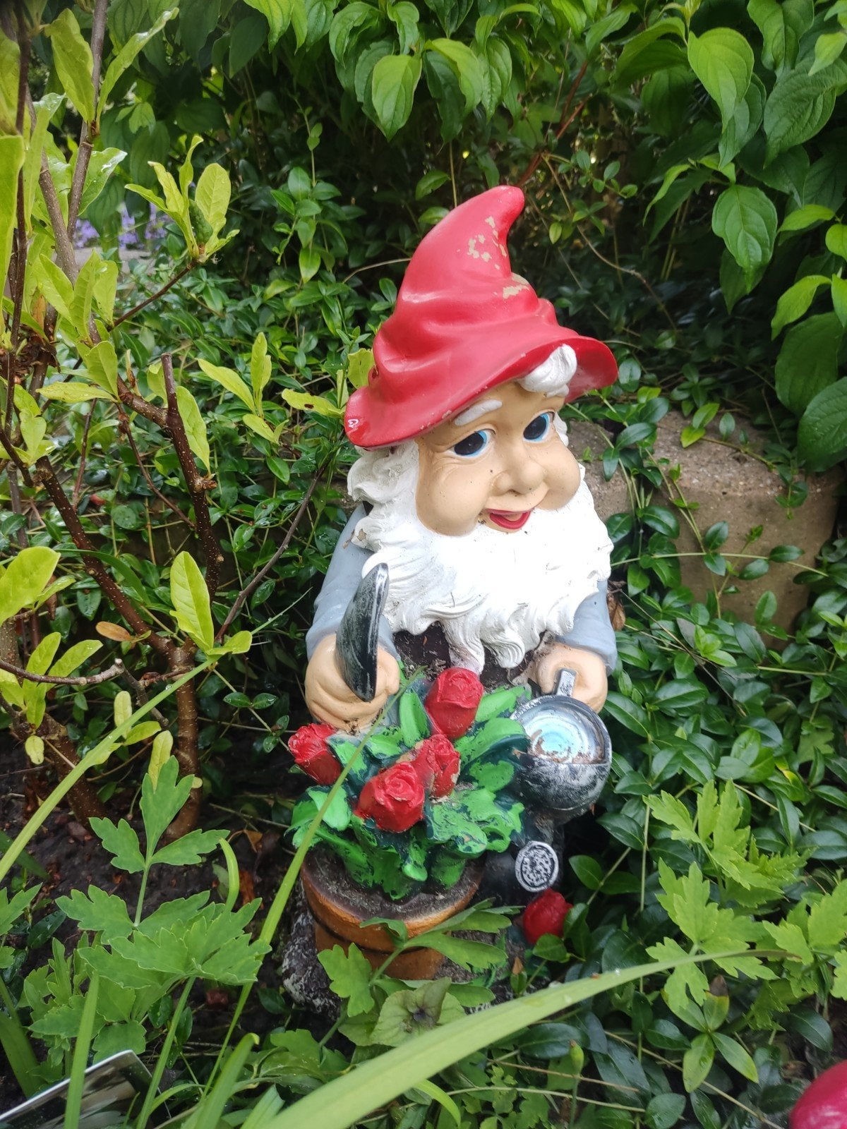 Tuinkabouter met gieter en bloemen, 48 cm hoog, Ophalen, Gebruikt, Overige materialen, Tuinkabouter