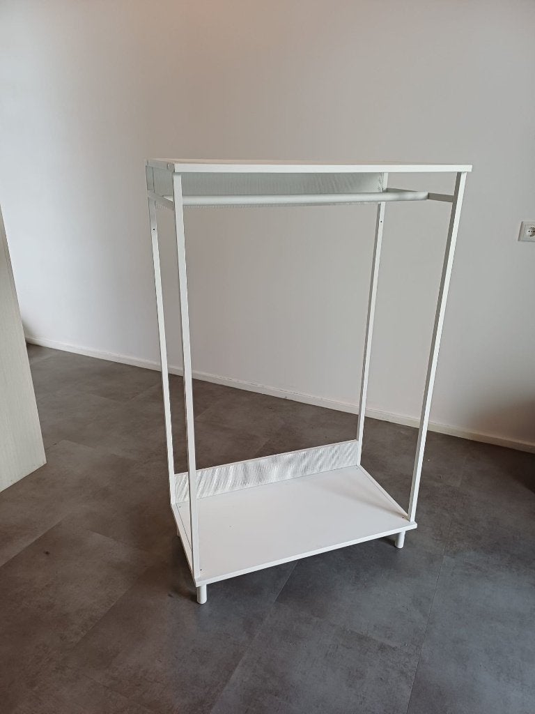 Open clothes hanging unit, Ophalen, Zo goed als nieuw