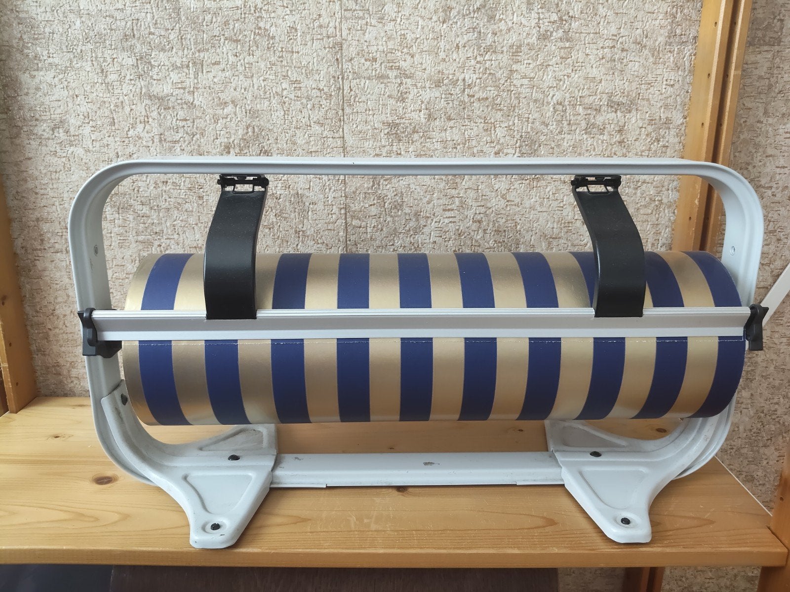 Professionele rolhouder voor grote rollen inpakpapier., Ophalen