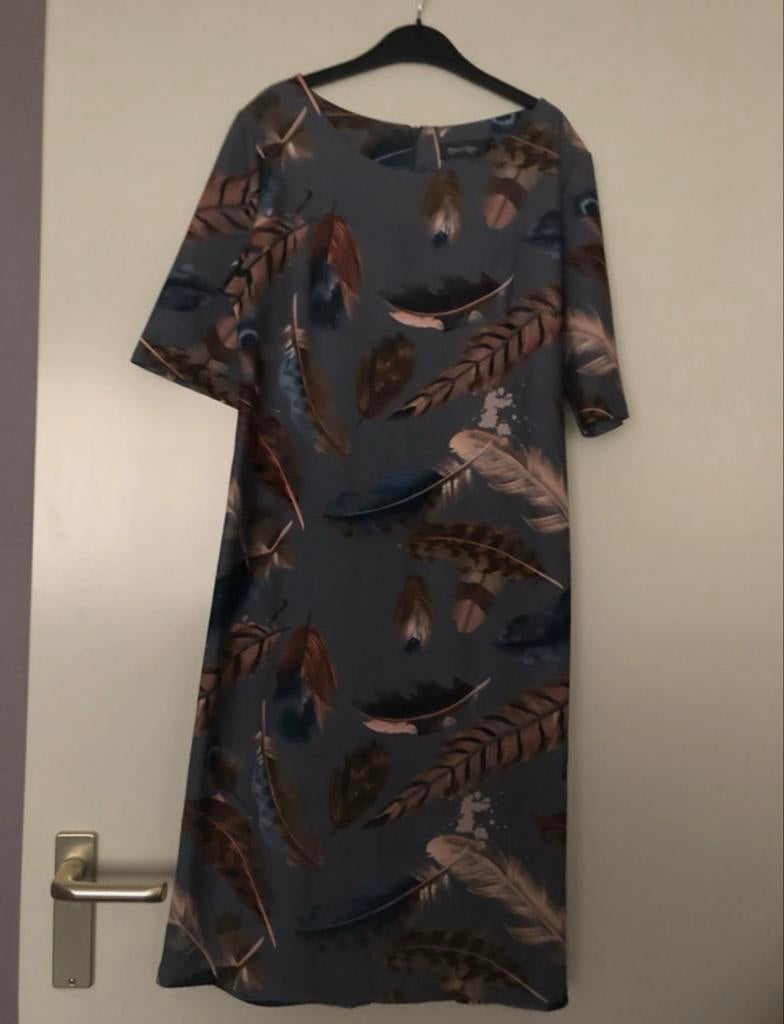 Prachtige Perla Nera cocktail jurk met verenprint maat S, Kleding | Dames, Jurken, Ophalen of Verzenden, Zo goed als nieuw, Knielengte