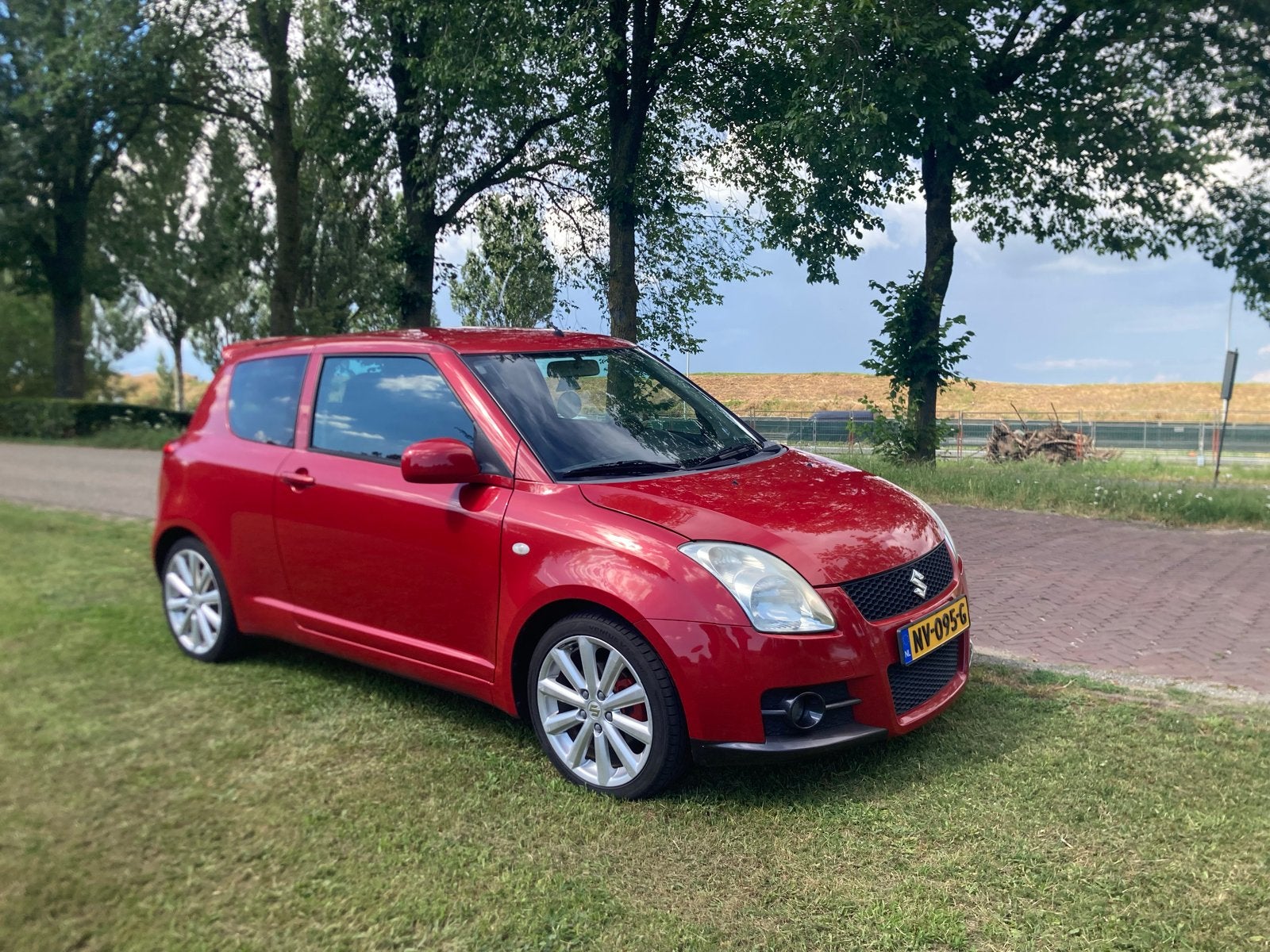 Suzuki Swift 1.6 3D 2008 Rood, Voorwielaandrijving, 1005 kg, 40 €/maand, Zwart