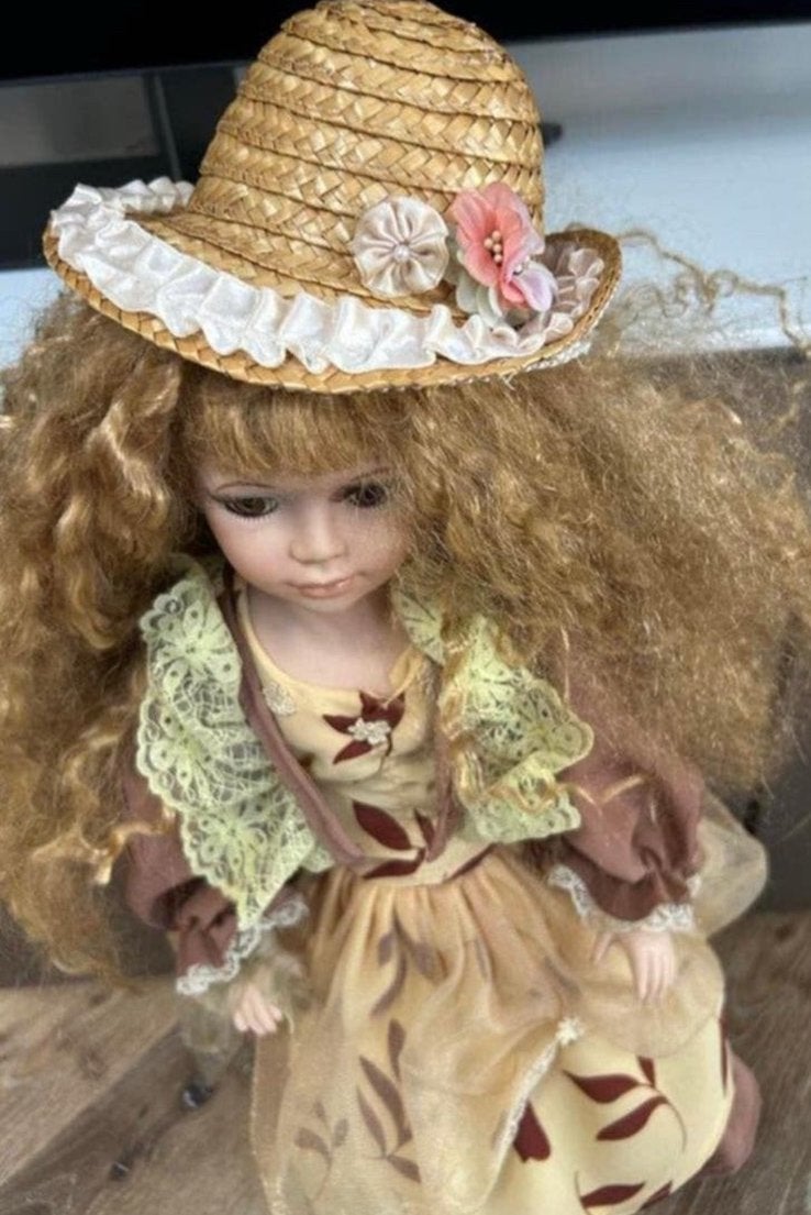 Vintage Porseleinen Pop met Krullend Haar en Strohoedje, Ophalen of Verzenden, Gebruikt, Pop