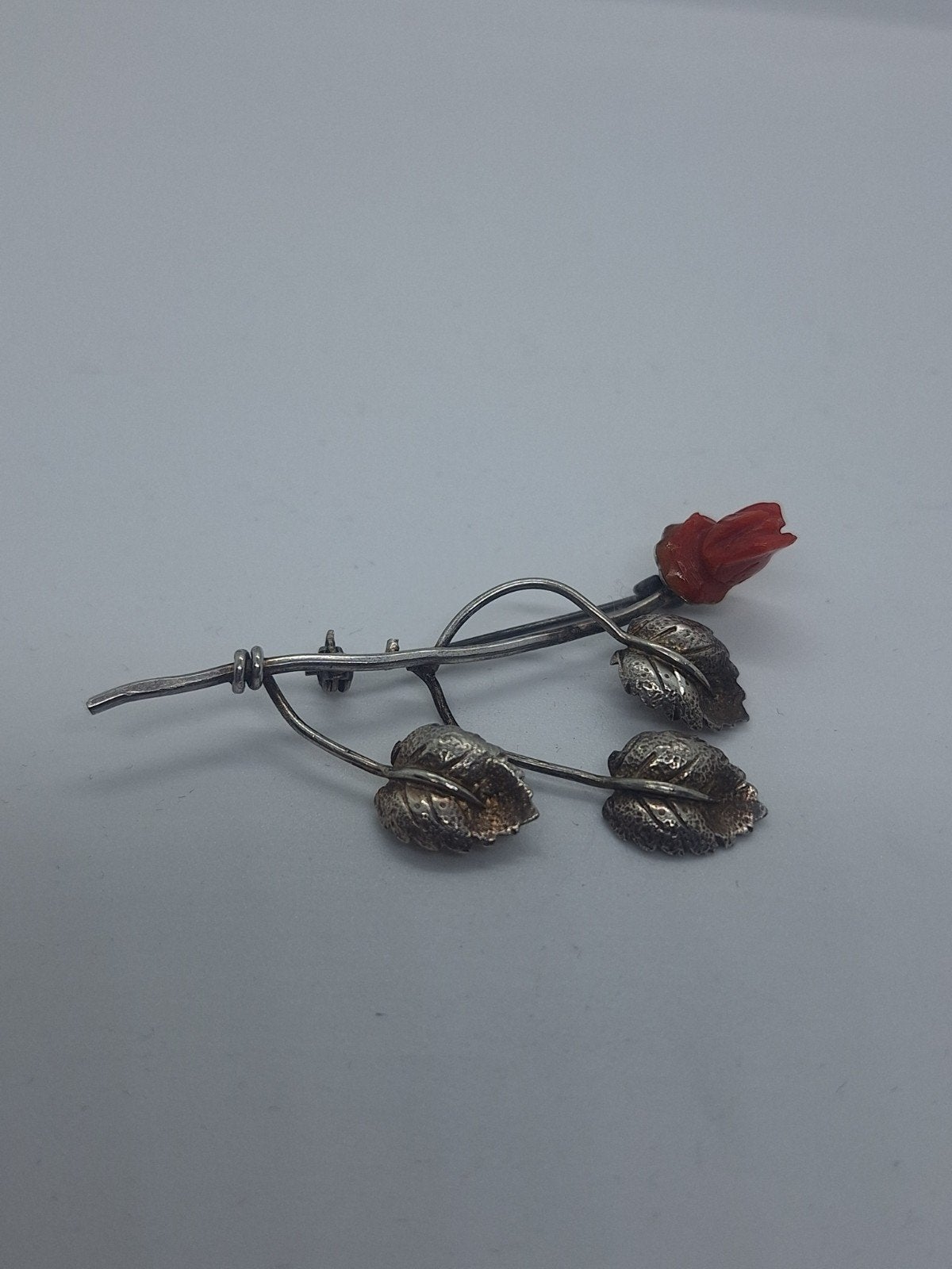 Antieke zilveren broche met geslepen koraalroos, 4 tot 7 cm, Ophalen of Verzenden, Met edelsteen, Rood