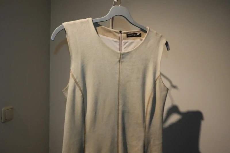 Marccain beige jurk aparte stof suede look rits rug N4/40, Maat 38/40 (M), Verzenden, Beige, Zo goed als nieuw
