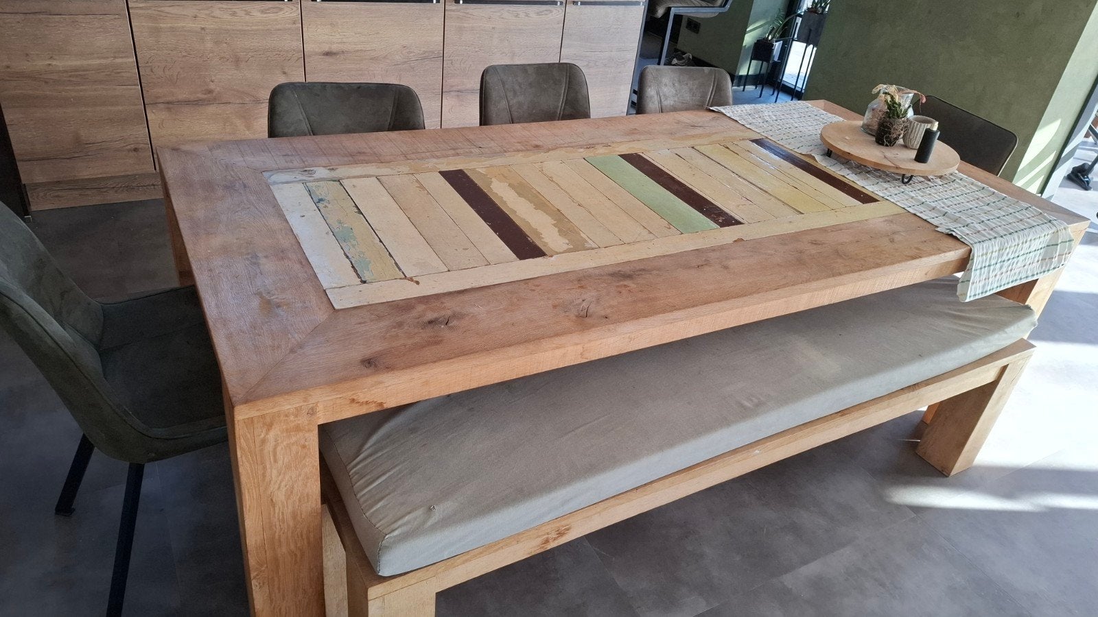 Robuuste eettafel met bank en stoelen, Huis en Inrichting, Gebruikt, 200 cm of meer, Vier personen, Overige houtsoorten