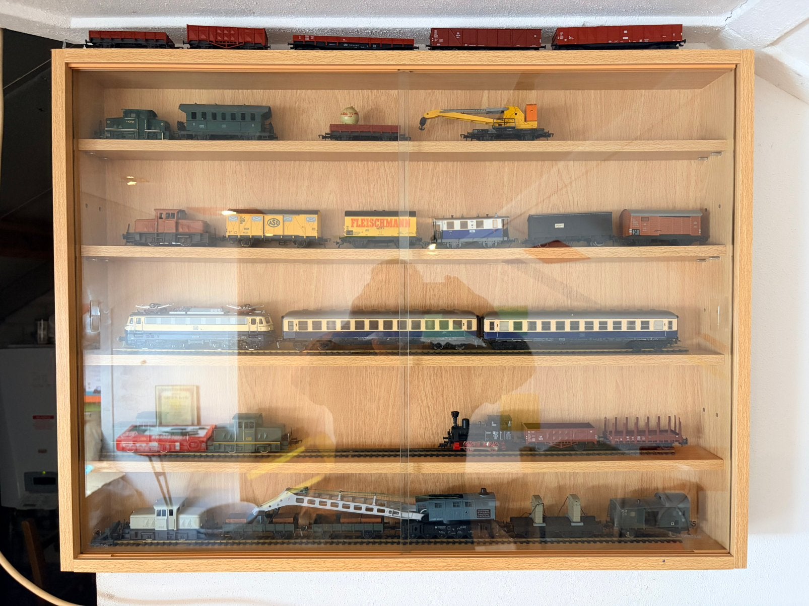 2 modelspoor vitrine kasten met glas, Gelijkstroom of Wisselstroom, Brug, Tunnel of Gebouw, Zo goed als nieuw, Ophalen