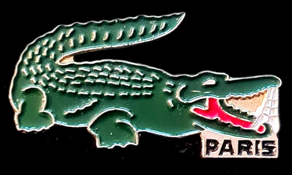 Lacoste shirt pin PARIS, Verzenden, Zo goed als nieuw, Merk, Speldje of Pin