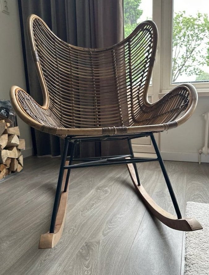 Rotan schommelstoel - comfortabel en stijlvol, Huis en Inrichting, Stoelen, Ophalen, Bruin, Riet of Rotan, Zo goed als nieuw