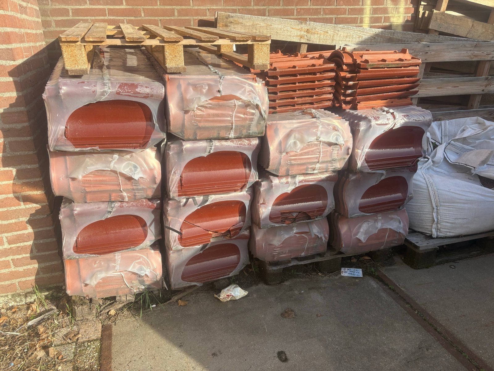 Nieuwe dakpannen - Rood - Ongebruikt, Doe-het-zelf en Verbouw, Ophalen, Steen of Klei, Nieuw, 15 m² of meer