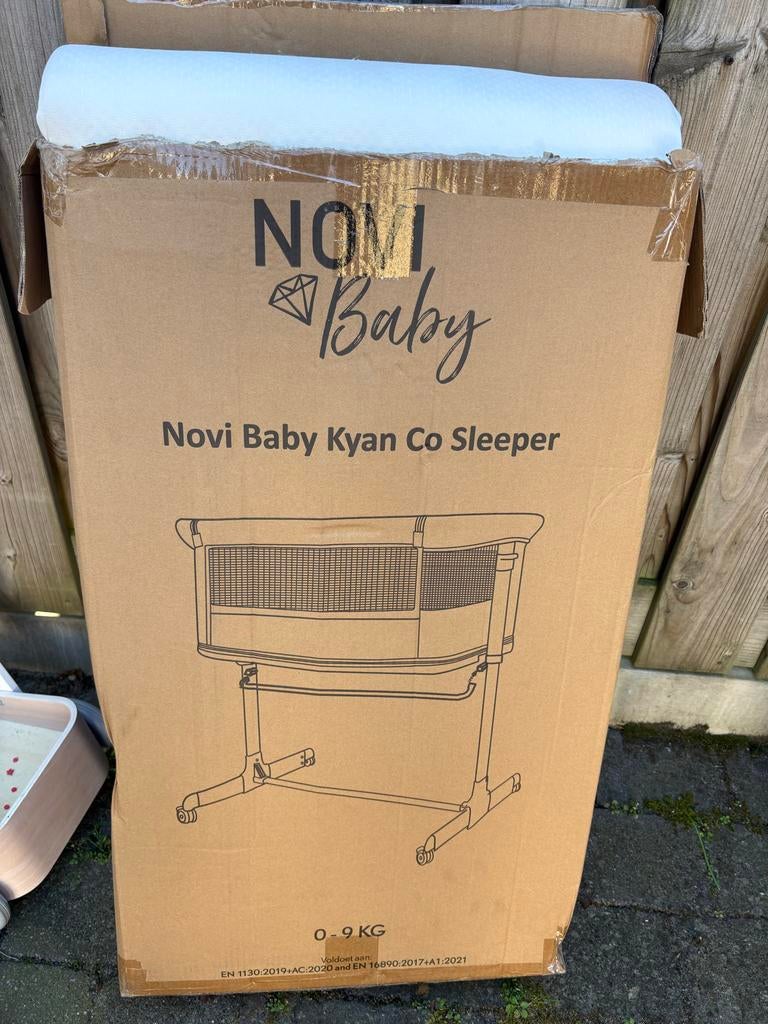 Novi Baby Kyan Co-sleeper met 2 matrasjes, Kinderen en Baby's, Babywiegjes en Ledikanten, Zo goed als nieuw, Wieg, Ophalen