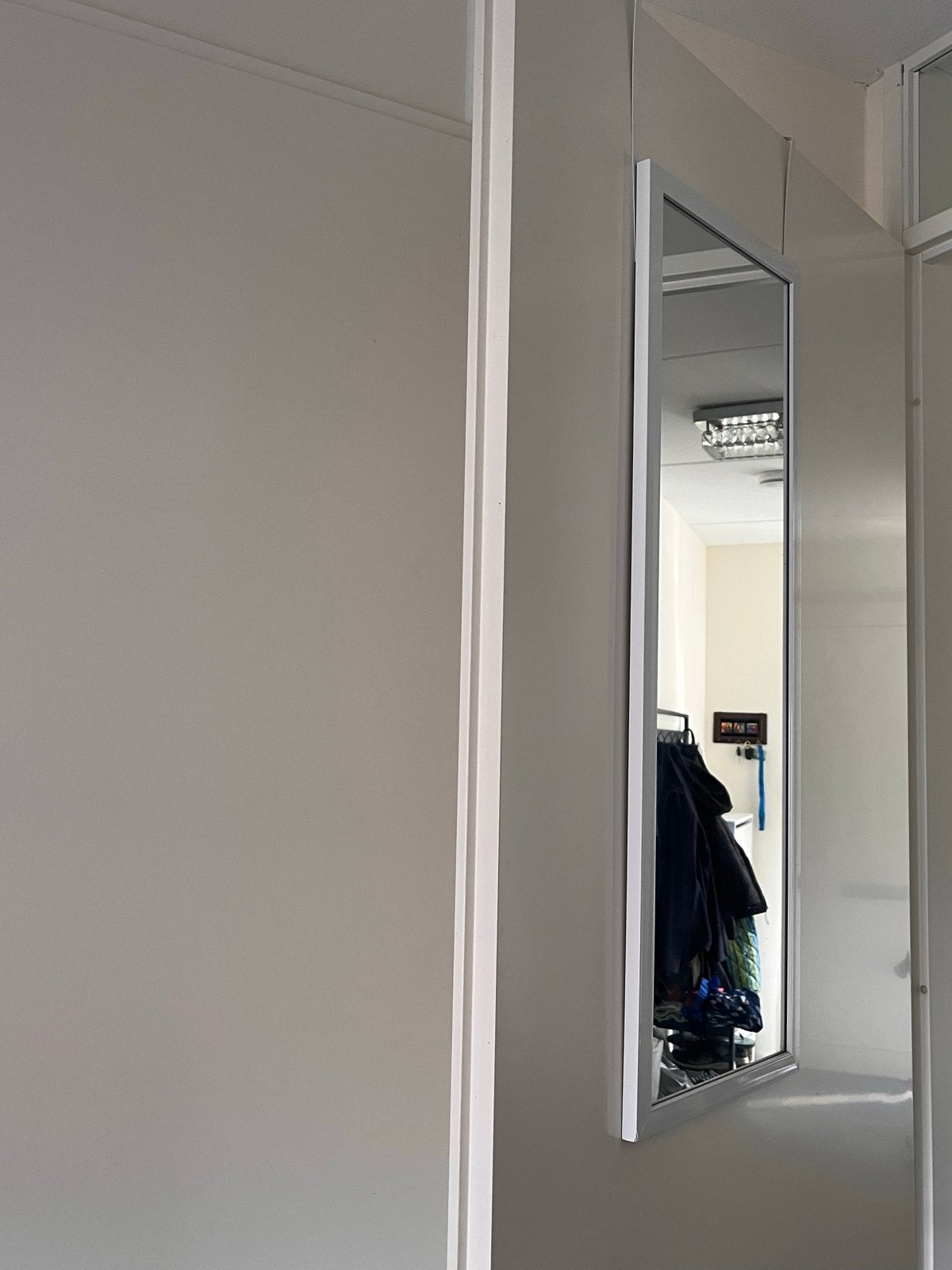 Spiegel voor hal of trap met kledingrek reflectie, Huis en Inrichting, Woonaccessoires | Spiegels, Minder dan 50 cm, Gebruikt