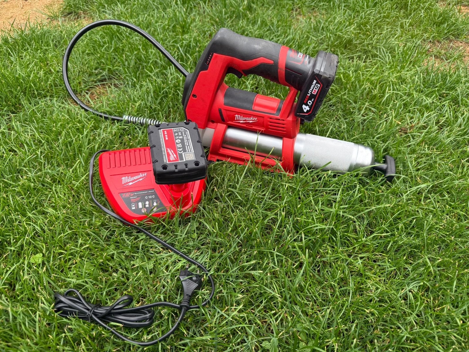 Milwaukee M12 GG Vetspuit met 2 accu's en lader, Ophalen of Verzenden, Zo goed als nieuw, Overige typen, Milwaukee