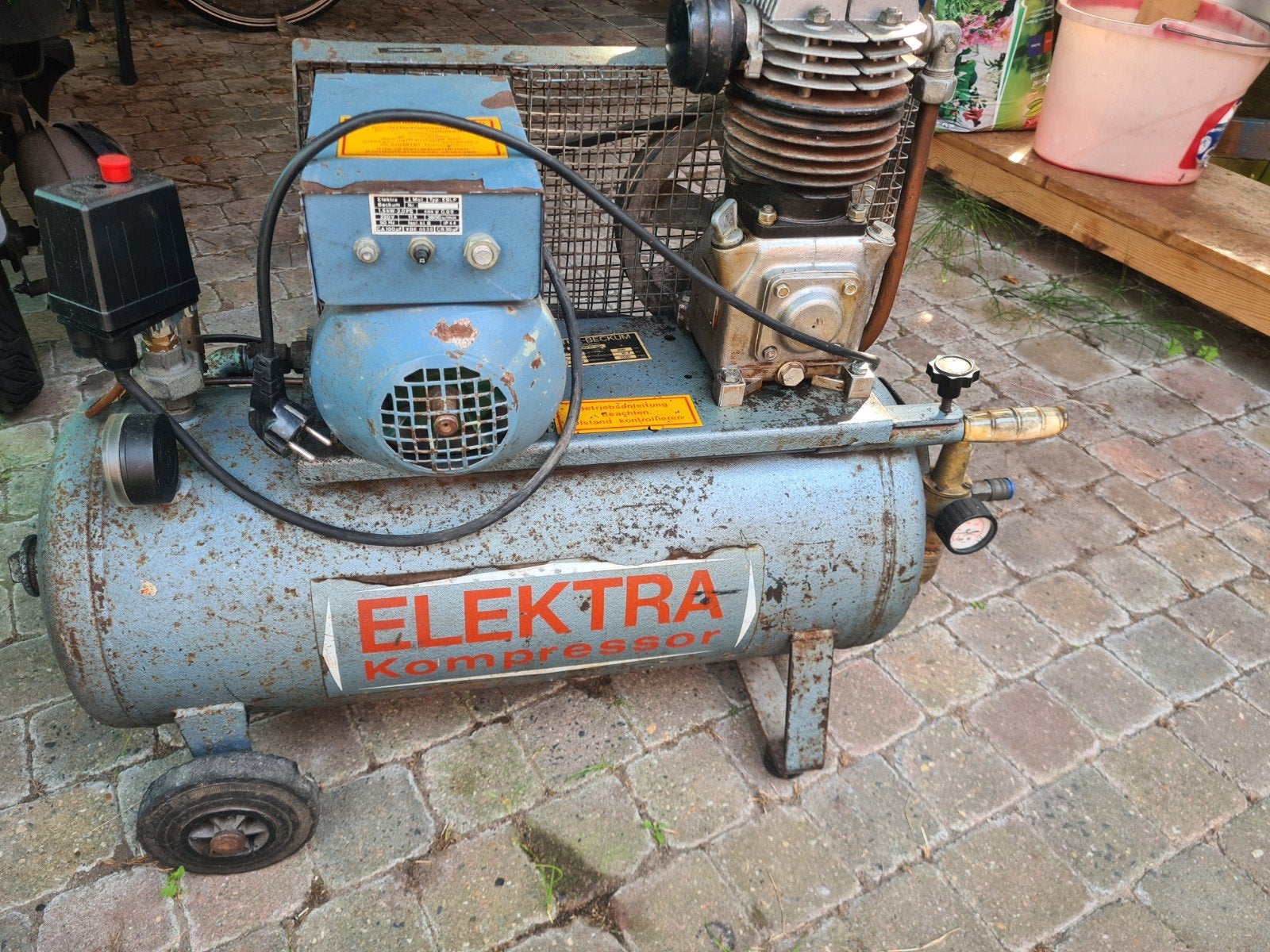 Compressor 40 ltr 8 bar werkt zeer goed, Doe-het-zelf en Verbouw, Compressors, Gebruikt, 6 tot 10 bar, 25 tot 100 liter, Mobiel