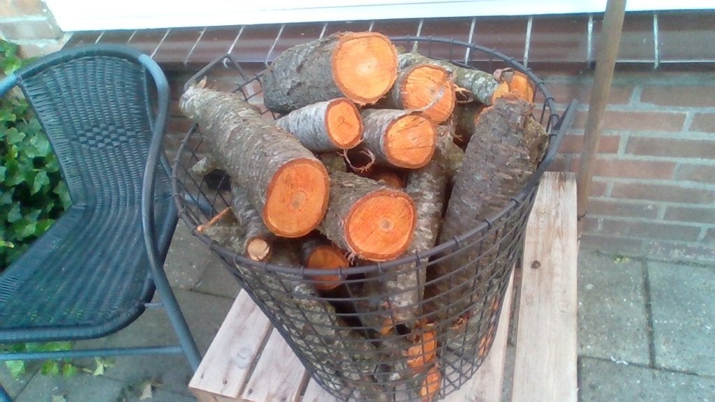 Brandhout - Haardhout kersenboom in mooie metalen draadmand, Minder dan 3 m³, Ophalen, Overige houtsoorten, Stammen
