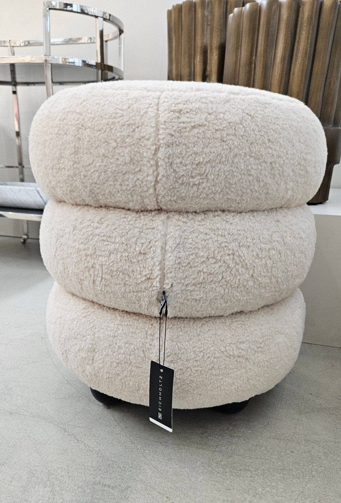 Eichholtz Tulum Krukje - Crème Bouclé met Zwarte Poten, Huis en Inrichting, Krukjes, Ophalen of Verzenden, Nieuw, Overige materialen