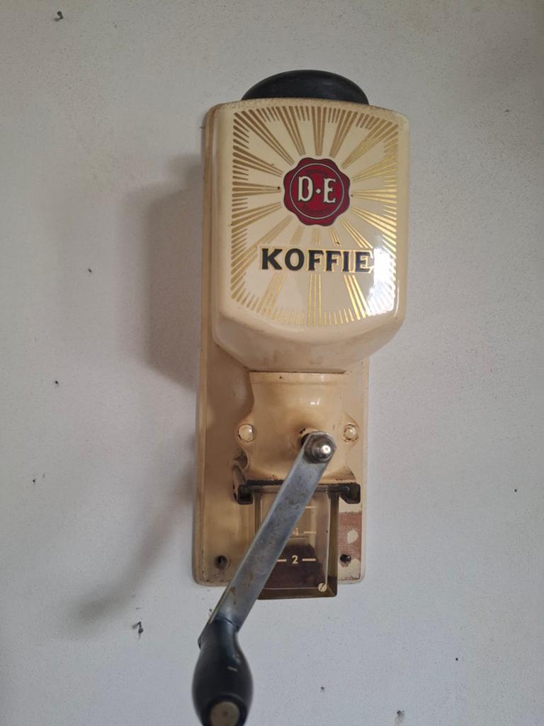 Vintage Douwe Egberts wandkoffiemolen, Ophalen
