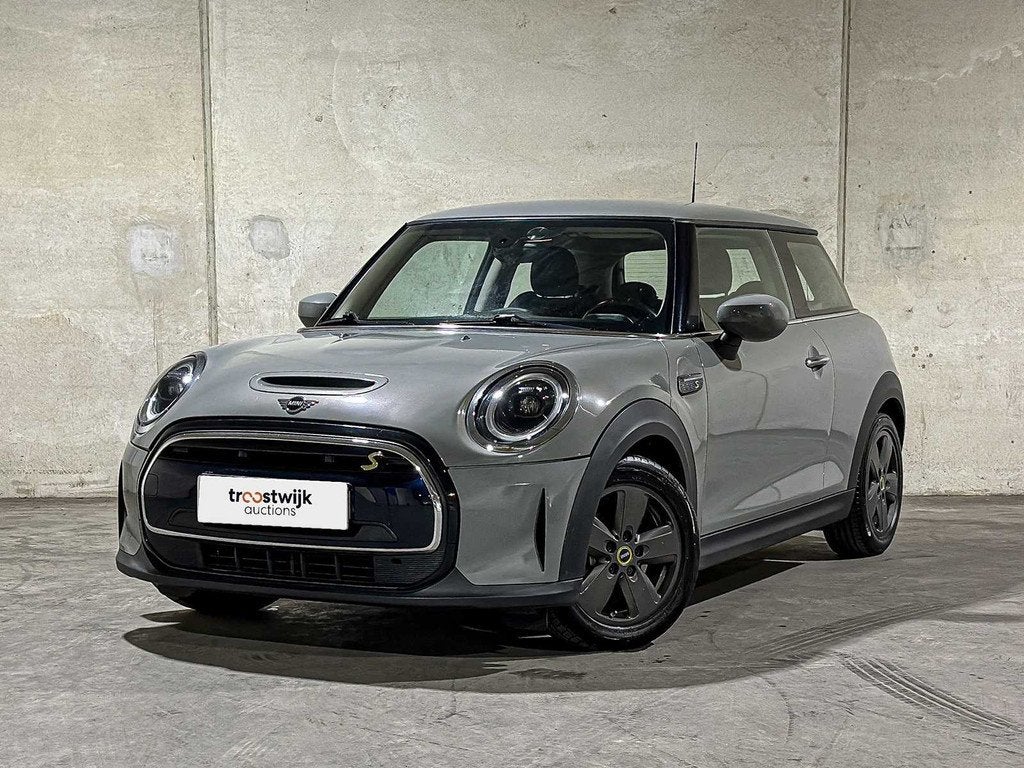 MINI Cooper Electric Essential 33 kWh 184pk 2021 F56 (Origin, 1340 kg, 4 stoelen, 184 pk, Zilver of Grijs