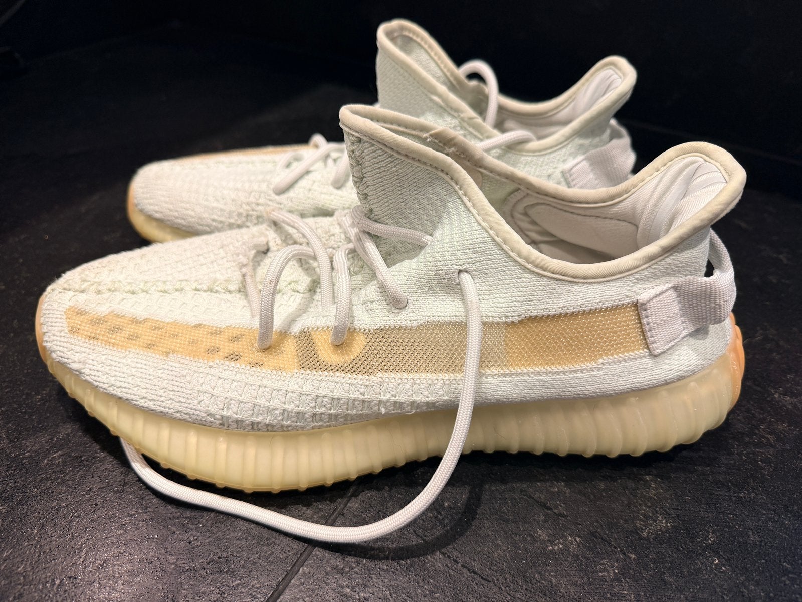 Adidas Yeezy Boost 350 V2 Light - Maat 44, Kleding | Heren, Schoenen, Ophalen of Verzenden, Gedragen, Overige kleuren, Sneakers of Gympen