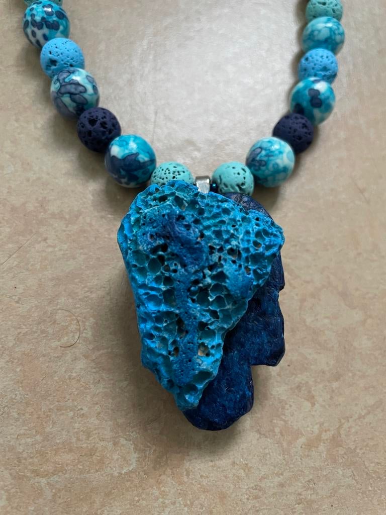 Blauw riviersteen en vulkaansteen ketting, Blauw, Nieuw, Ophalen of Verzenden, Steen of Mineraal
