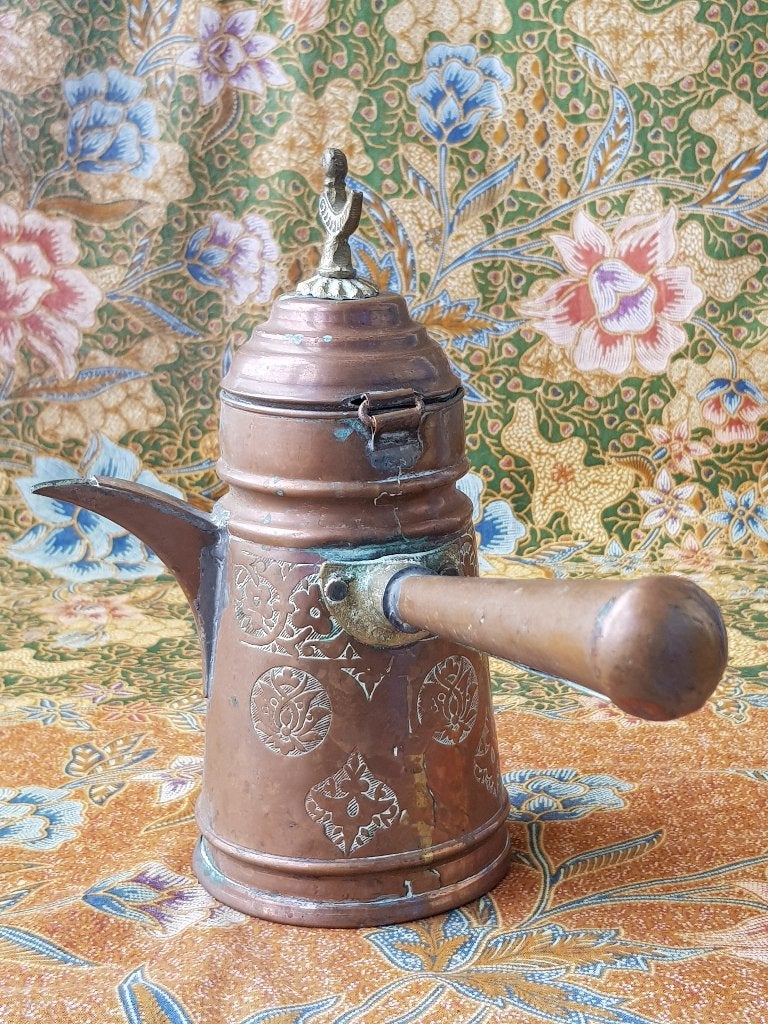 Mooie antieke Arabische koffiepot van bewerkt koper 19,5 cm., Antiek en Kunst, Ophalen of Verzenden, Koper