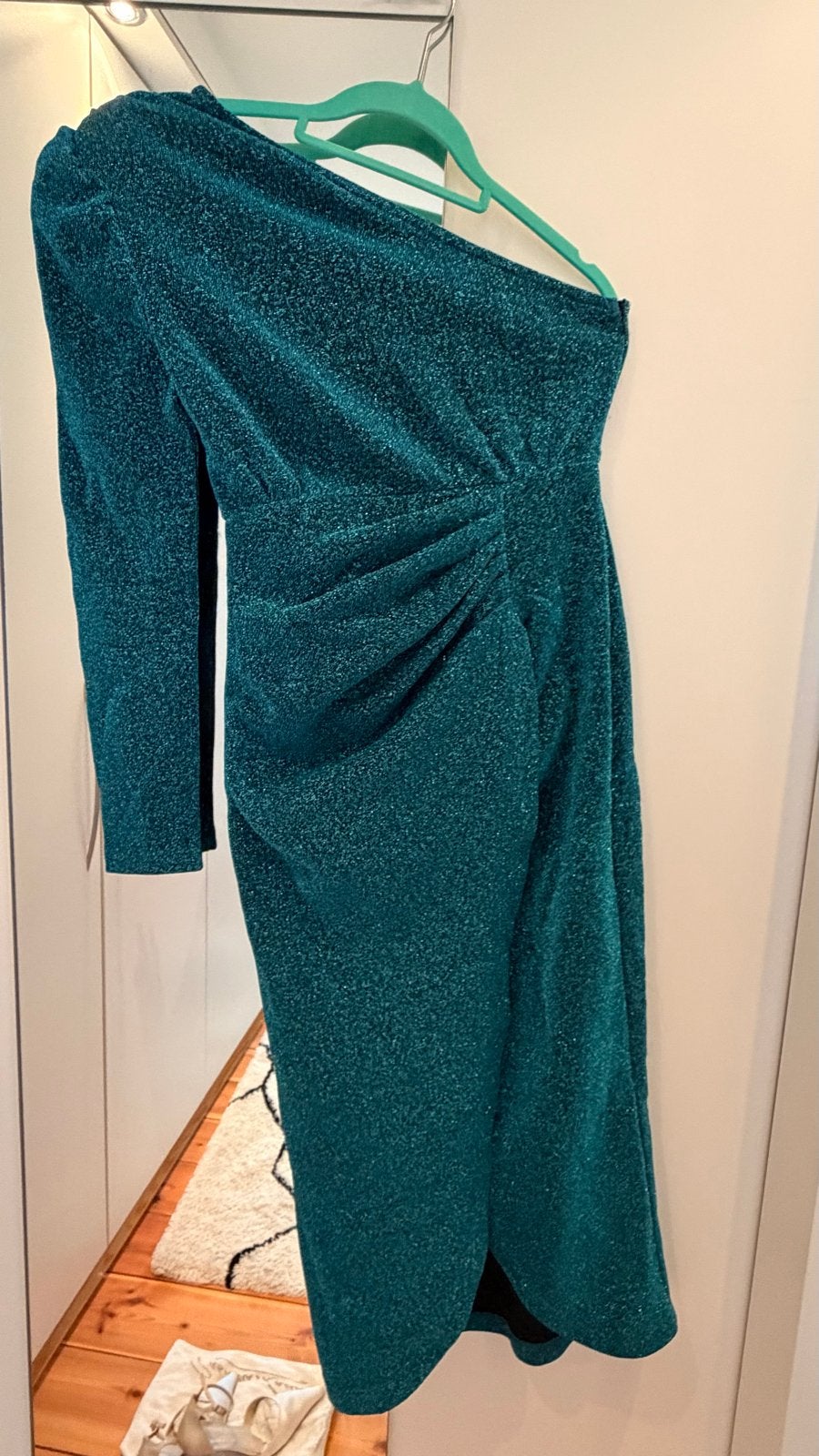 One shoulder glitter jurk, Kleding | Dames, Ophalen of Verzenden, Zo goed als nieuw, Groen, Onder de knie