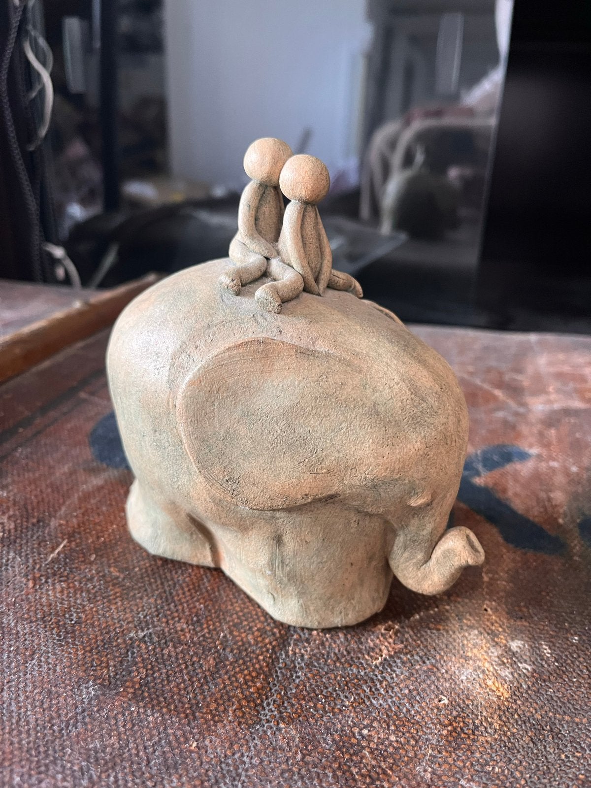 Uniek handgemaakt beeldje: Olifant met twee figuren, Minder dan 20 cm, Ophalen of Verzenden, Steen of Keramiek, Beeld